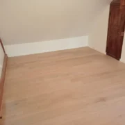 Parquet en chêne massif contrecollé . flottant