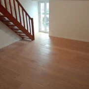 Parquet en chêne massif contrecollé flottant et collé dans la languette