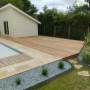 Pool house ossature bois et terrasse en bois