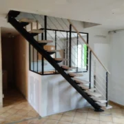 Escalier droit limon en acier et marches bois